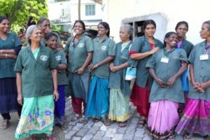 (Видео) 11 жени од Индија, кои собирале смет купиле лоз и освоиле 1,2 милион долари