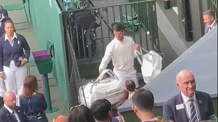 (Видео) Ѓоковиќ ѝ подари капа со автограм на девојче во инвалидска количка
