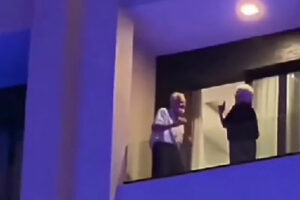 (Видео) Баба и дедо танцуваат на тераса, а на Тик ток коментираат: Ова е тоа, засекогаш