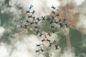 (Видео) Група падобранци од Британија поставија нов рекорд во скајдајвинг