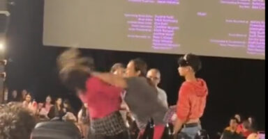 (Видео) Две жени се степаа на премиерата на „Барби“