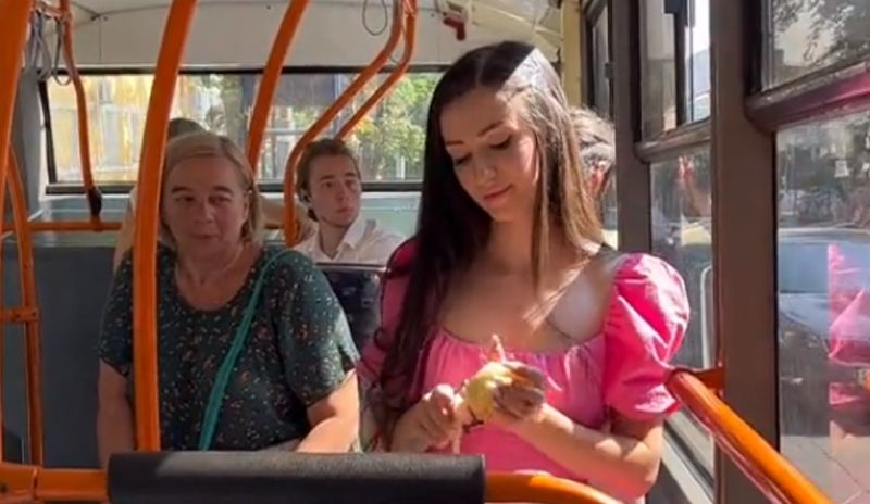 (Видео) Девојка лупи компири во автобус