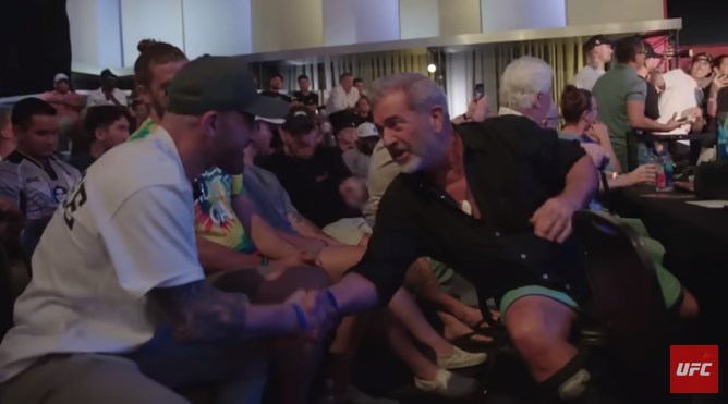 (Видео) Мел Гибсон ќе навива за Македонецот Александар Волкановски во борбата за титулата во Лас Вегас