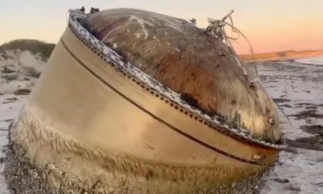 (Видео) Морето исфрли мистериозен објект на плажа во Австралија