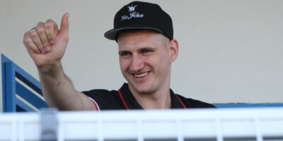 (Видео) Никола Јокиќ гол пееше на микрофон за победата на коњот