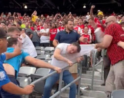 (Видео) По поразот од Манчестер, навивачите на Арсенал се тепаа меѓу себе на трибини