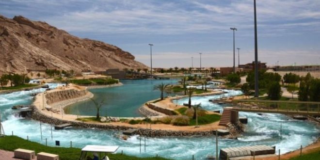 (Видео) Среде пустина во Абу Даби е изградена река, вистинско место за рафтинг, кајак и сурфање