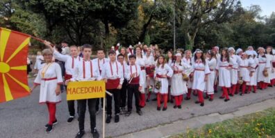 (Видео) Ученици од Скопје со македонски ора и песни ги освоија симпатиите на италијанската публика