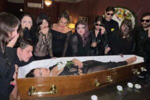 (Видо) Девојка прослави роденден во ковчег: гостите ги замолила да се однесуваат како на погреб