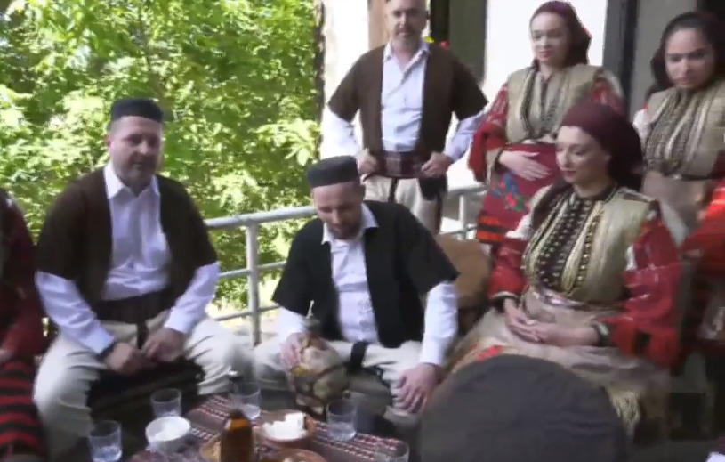 (Во живо) Галичка свадба пак ги спои културата и традицијата, се венчаат Оливер Андреевски и Елисавета Булоска