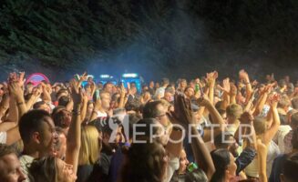 (Галерија) Пожарникарите на селфи додека сцената гореше од Пол ван дајк: Журка за паметење во Охрид