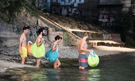 Градско пливање, во швајцарски стил: жителите на Базел во лето од работа се враќаат пливајќи во Рајна