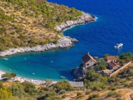 Дубовица плажа во Хрватска, за која туристите стануваа рано да фатат место