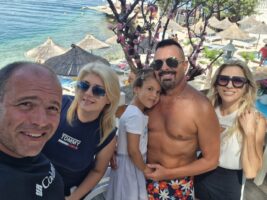 Кумановци во Саранда: Максим Димитриевски со сопругата ужива во Албанија