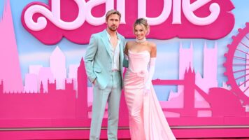 Розов тепих за Маргот Роби и Рајан Гослинг во Лондон за премиерата на филмот „Барби“