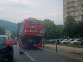 Се расипа автобус на ЈСП, наместо знак ставиле столче