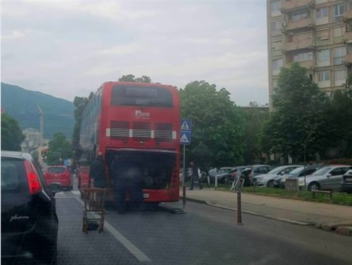 Се расипа автобус на ЈСП, наместо знак ставиле столче