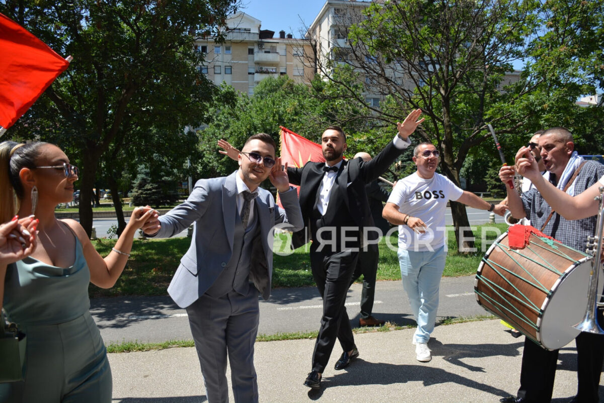 Со бајрак во рака и тапани по невеста: Се жени Стефан Лазаров