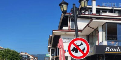 Струга забрани шетање по гаќи и бикини низ центарот и со ова го следи теркот на познатите туристички места
