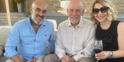 Тони со Џон Малкович на вино оти Холивуд е во градот