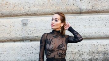 (Фото) Рита Ора без градник на модната ревија во Париз