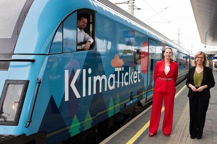 Австрија дава бесплатна карта за јавен превоз за оние кои ќе го тетовираат името на билетот