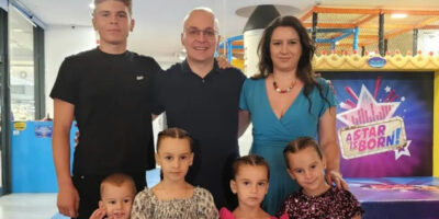 Антонио Милошоски со петте деца во игротека