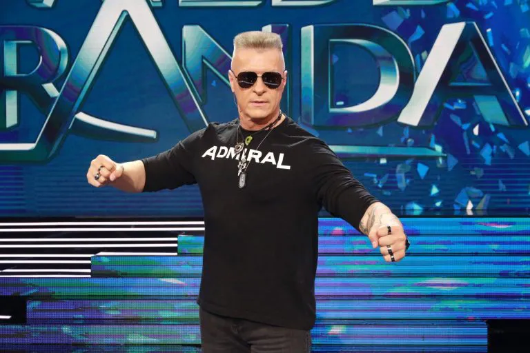 (Видео) Ѓорѓе Давид ги покажа мускулите на плажа, рокерот покажа дека е во форма и во шестата деценија