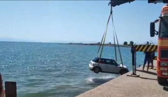 (Видео) Автомобил на Халкидики заврши во морето откако возачот заборавил да ја крене рачната