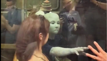 (Видео) Вонземјанин ги исплаши њујорчани во метро