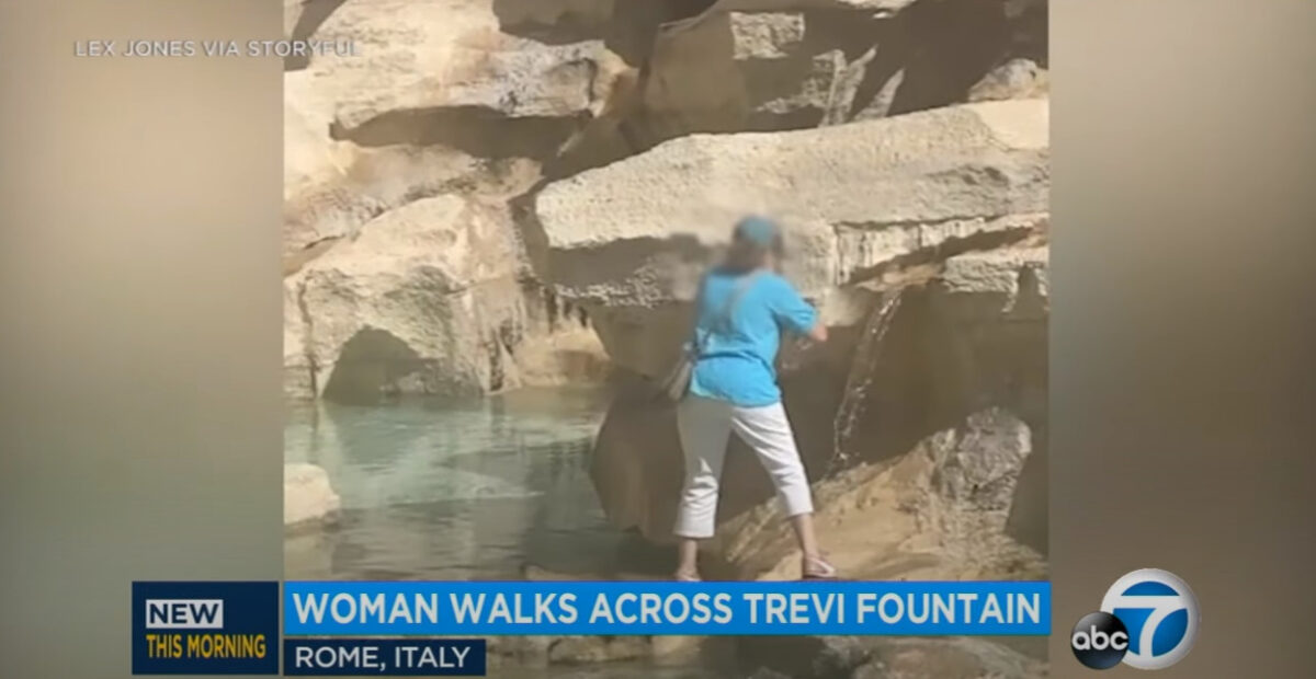(Видео) Жена влезе во Фонтана ди Треви да наполни шише со вода, па заврши во полиција