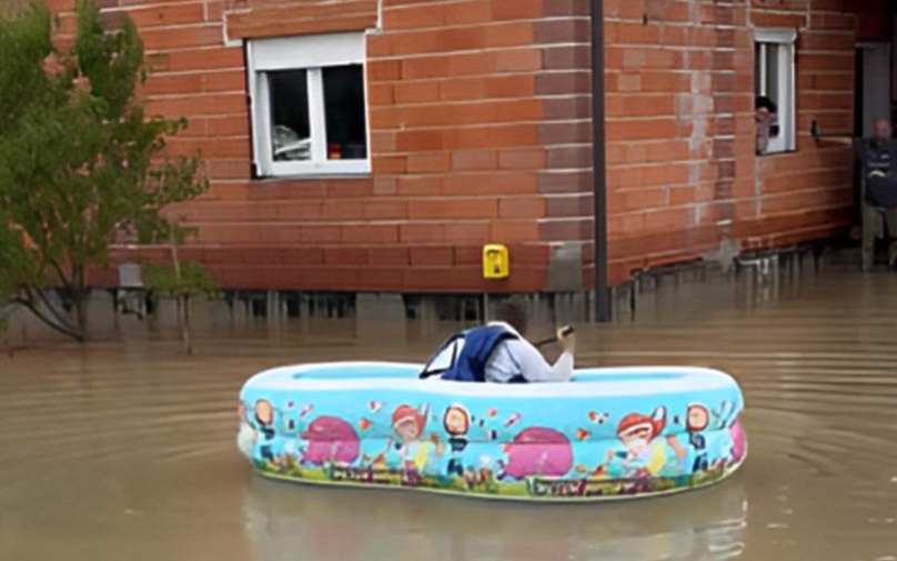 (Видео) Маж од Хрватска во детски базен веслаше до кај соседот: Браво, комшија