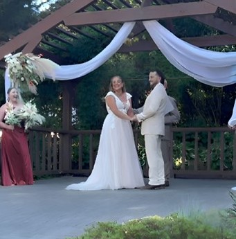 (Видео) Невеста на сопствената свадбата пред гостите призна дека е веќе мажена