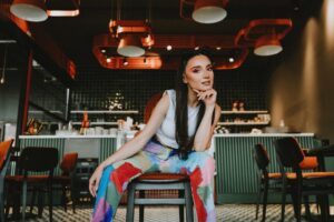 (Видео) Позитивна енергија и чувство на слобода во новиот спот и песна на Тамара Стојковска „Не е до мене“