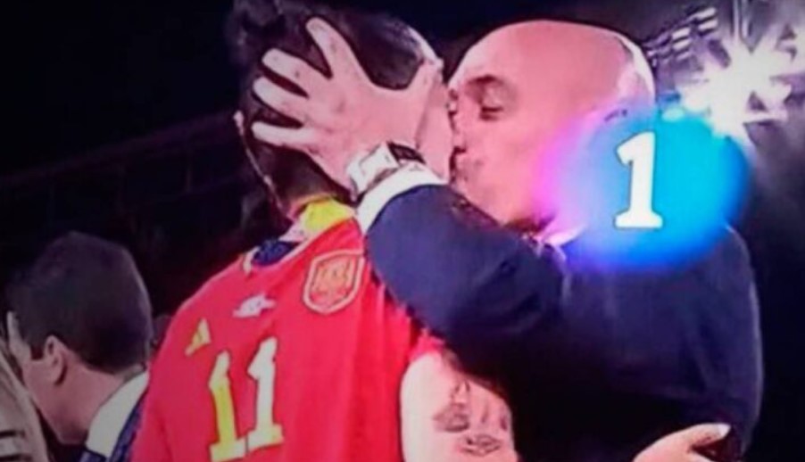 (Видео) Претседателот на Фудбалскиот сојуз на Шпанија бакна фудбалерка во уста по победата на Светско