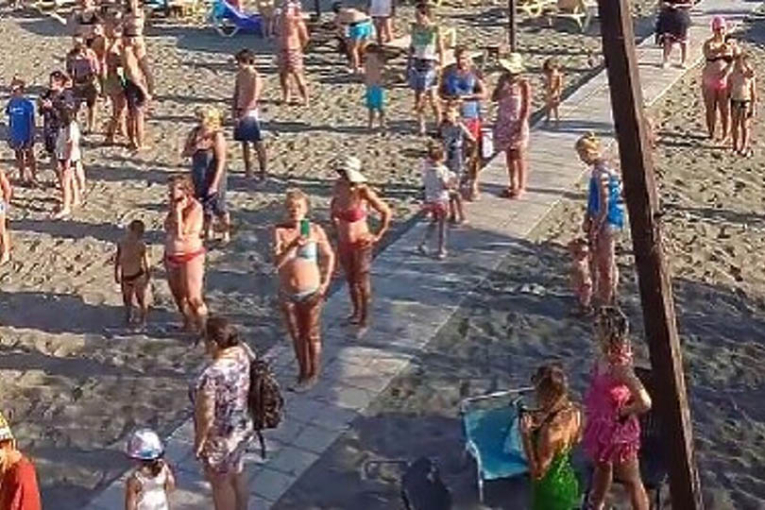 (Видео) Химната на Југославија се слушаше на плажа во Улцињ, туристите станаа и стоеја во место во знак на почит