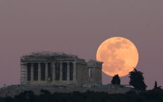 Грција вечер ќе ја слави супермесечината со аргентинско танго, џез и гратис влез во музеите