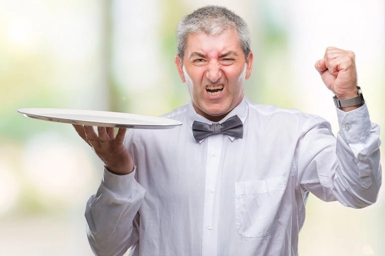 Келнер му биле малку 500 евра, па го бркал гостинот до паркинг за да му даде поголем бакшиш