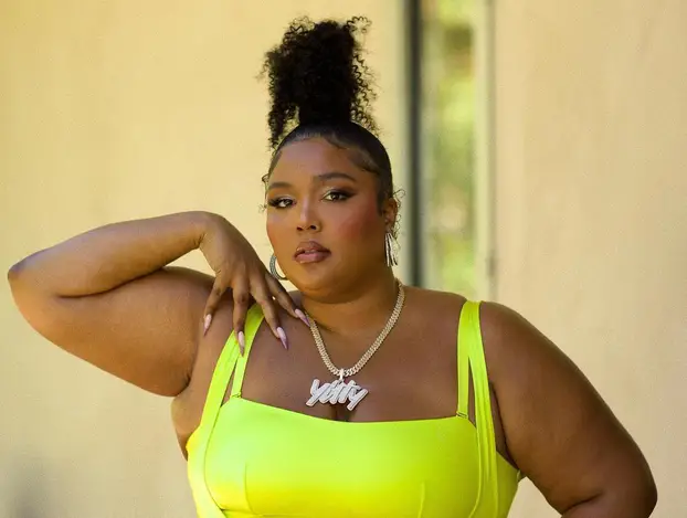 Лизо нѐ тераше на секс со банана: раперка обвинета за сексуално вознемирување на нејзините танчерки