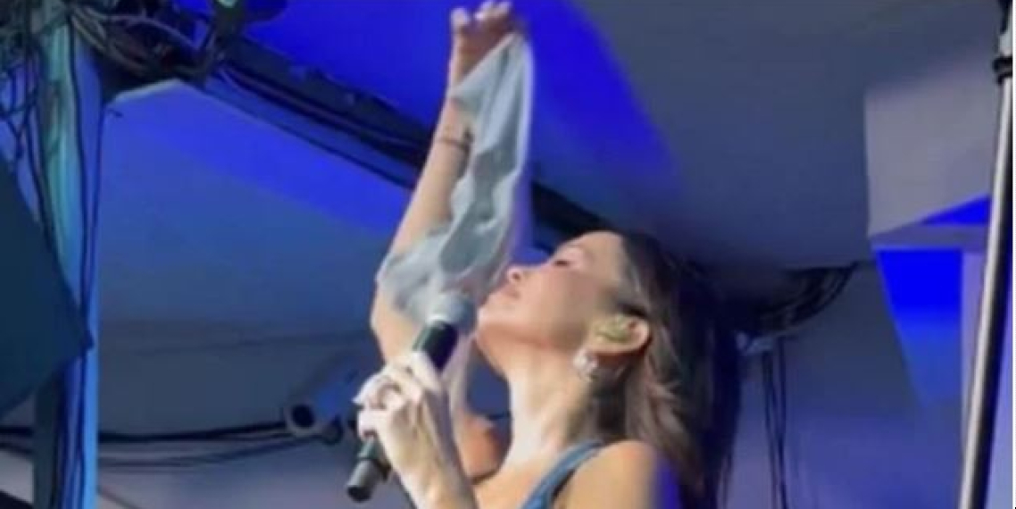 Маж од публика и фрли гаќи на Северина, таа ги си собра од сцена, ги помириса, а потоа почна да ги врти преку глава