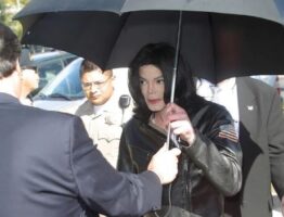 Мајкл Џексон сексуално се изживувал врз момчиња, oбновени се обвиненијата против мртвиот пејач