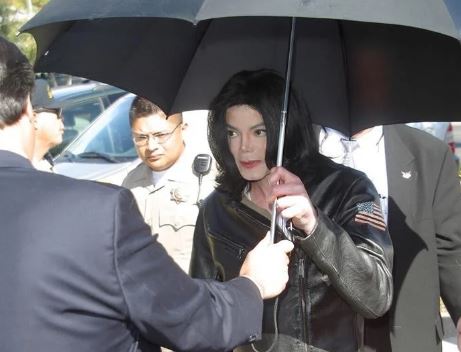 Мајкл Џексон сексуално се изживувал врз момчиња, oбновени се обвиненијата против мртвиот пејач