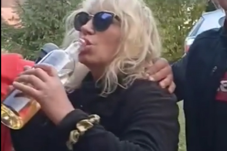 Нада Топчагиќ: Со мојата домашна ракија ја снабдувам цела српска естрада