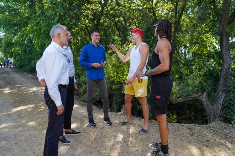 Никола Јокиќ во шорц и влечки го пречека министерот за млади и спорт во Сомбор