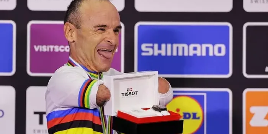Паравелосипедистот без две раце кој освои светска титула за подарок доби рачен часовник