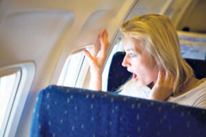 Патничка ги купила сите кикиритки во авионски лет поради страв од смрт