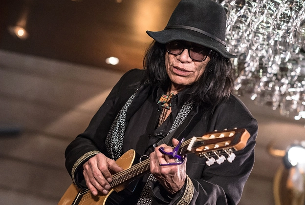 Почина музичарот Сиксто Родригез, ѕвезда на оскаровецот „Барајќи го Шугармен“