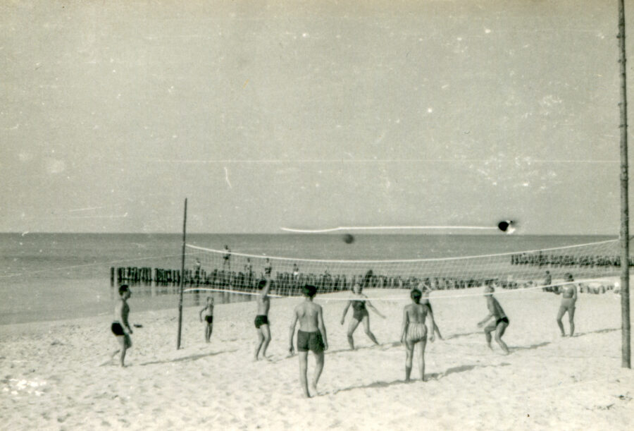 Слика од плажа од 1976 година е главна тема на социјалните мрежи, како тогаш сите биле слаби