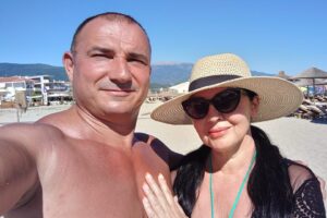 Стојанче слави годишнина од брак со Јасминка: Нема пожари, ќе си останам уште ден на море