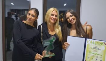 Филмот за Дарко Панчев доби награда за најдобар филм за личност во спорт, признанието го подигнаа сопругата Маја со двете ќерки
